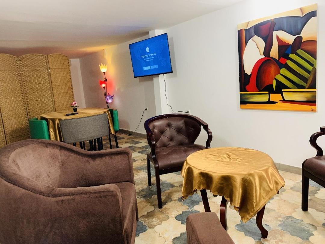 Namaste Hotel & Restaurant リーブルヴィル エクステリア 写真