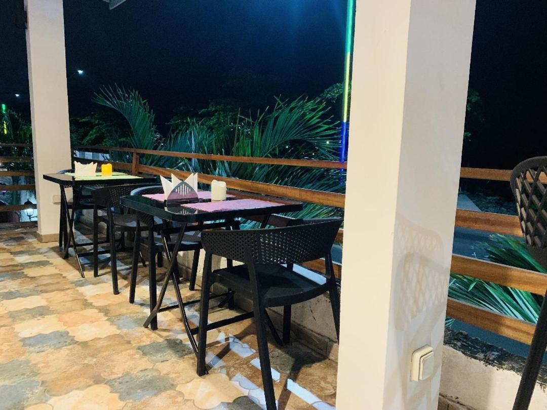 Namaste Hotel & Restaurant リーブルヴィル エクステリア 写真
